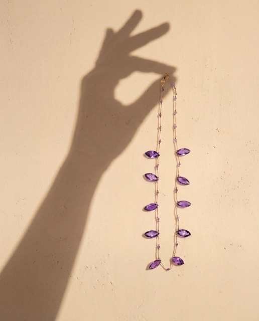 Collana con ametista marquise su filo annodata a mano