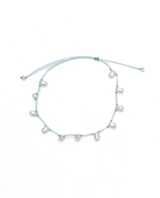 Bracciale con perle scaramazze su filo azzurro regolabile