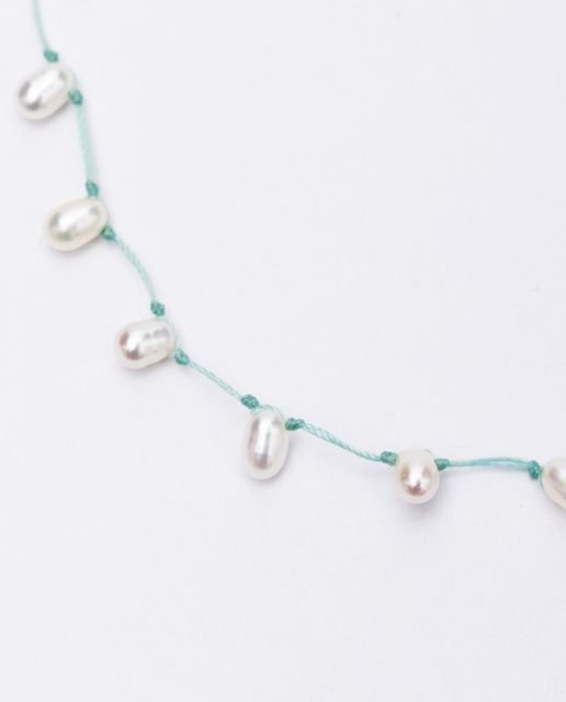 Bracciale con perle scaramazze su filo azzurro regolabile - immagine 2