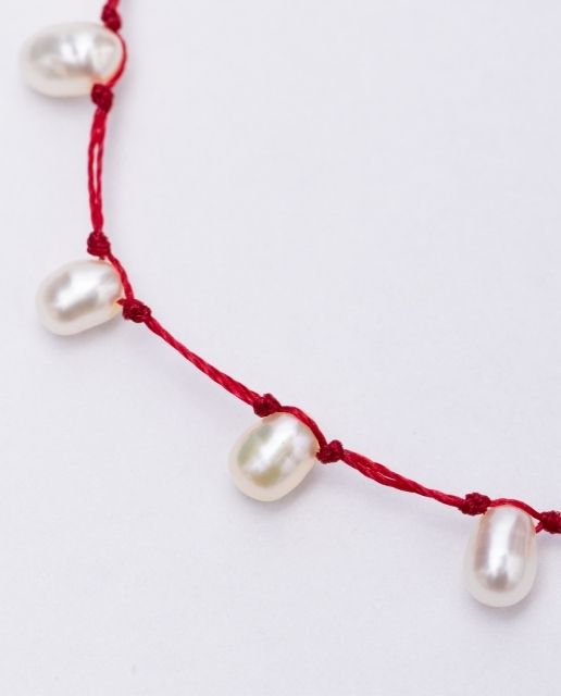 Bracciale con perle scaramazze su filo rosso regolabile - immagine 2