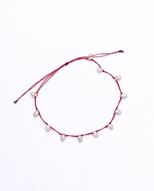 Bracciale con perle scaramazze su filo rosso regolabile