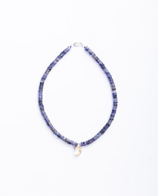 Collana con perle di iolite e ciondolo in pietra semi preziosa