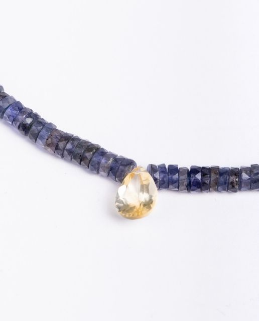 Collana con perle di iolite e ciondolo in pietra semi preziosa - immagine 3