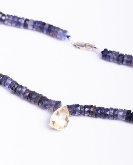 Collana con perle di iolite e ciondolo in pietra semi preziosa - immagine 2