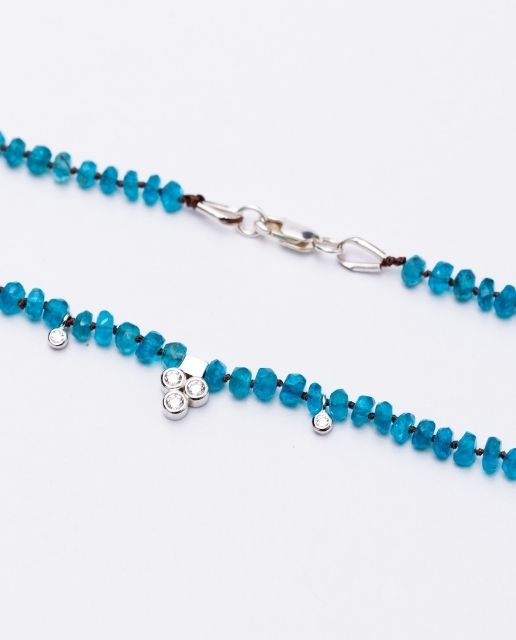 Collana lunga Bali con apatite blu e charm in argento con zirconi - immagine 2